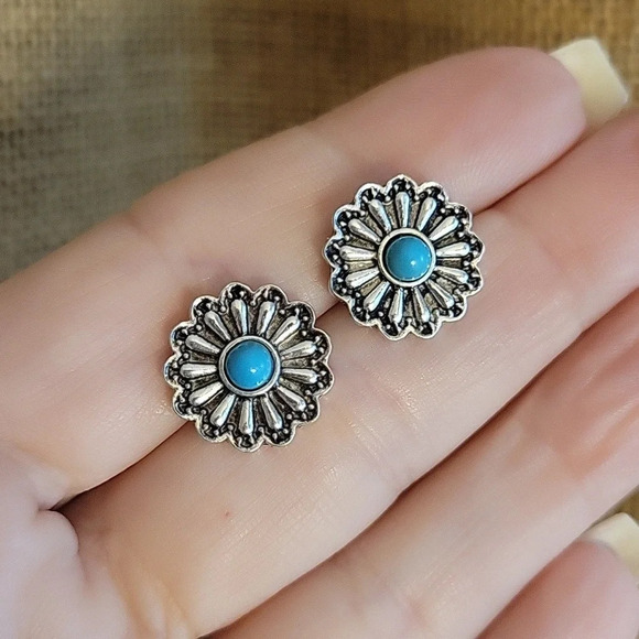 🔥LAST PAIR🔥 DAISY CONCHO STUD EARRINGS - Picture 5 of 6